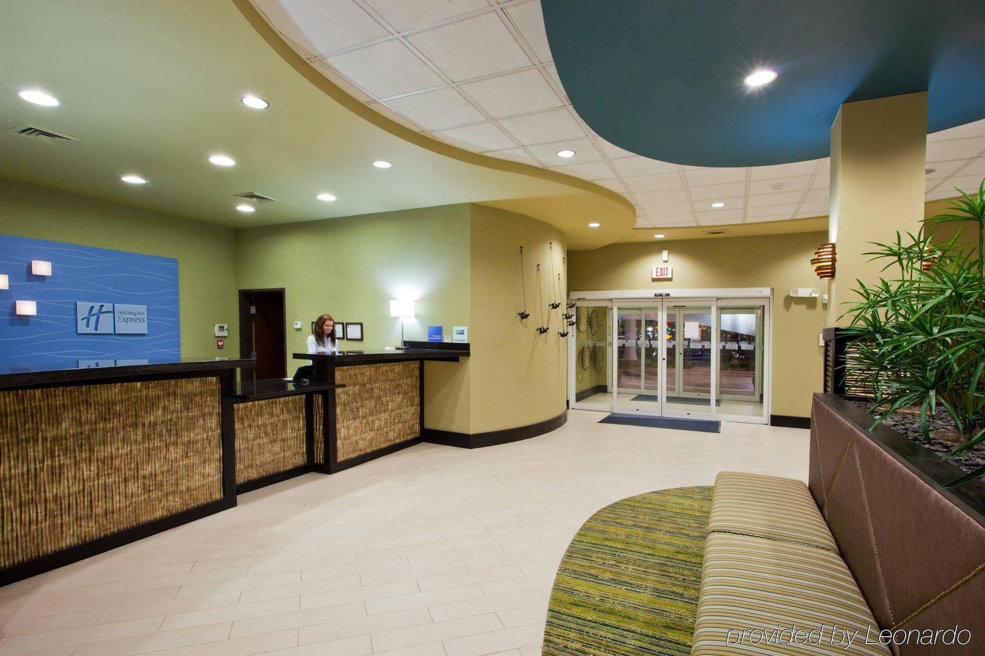 ווייקרוס Holiday Inn Express מראה חיצוני תמונה