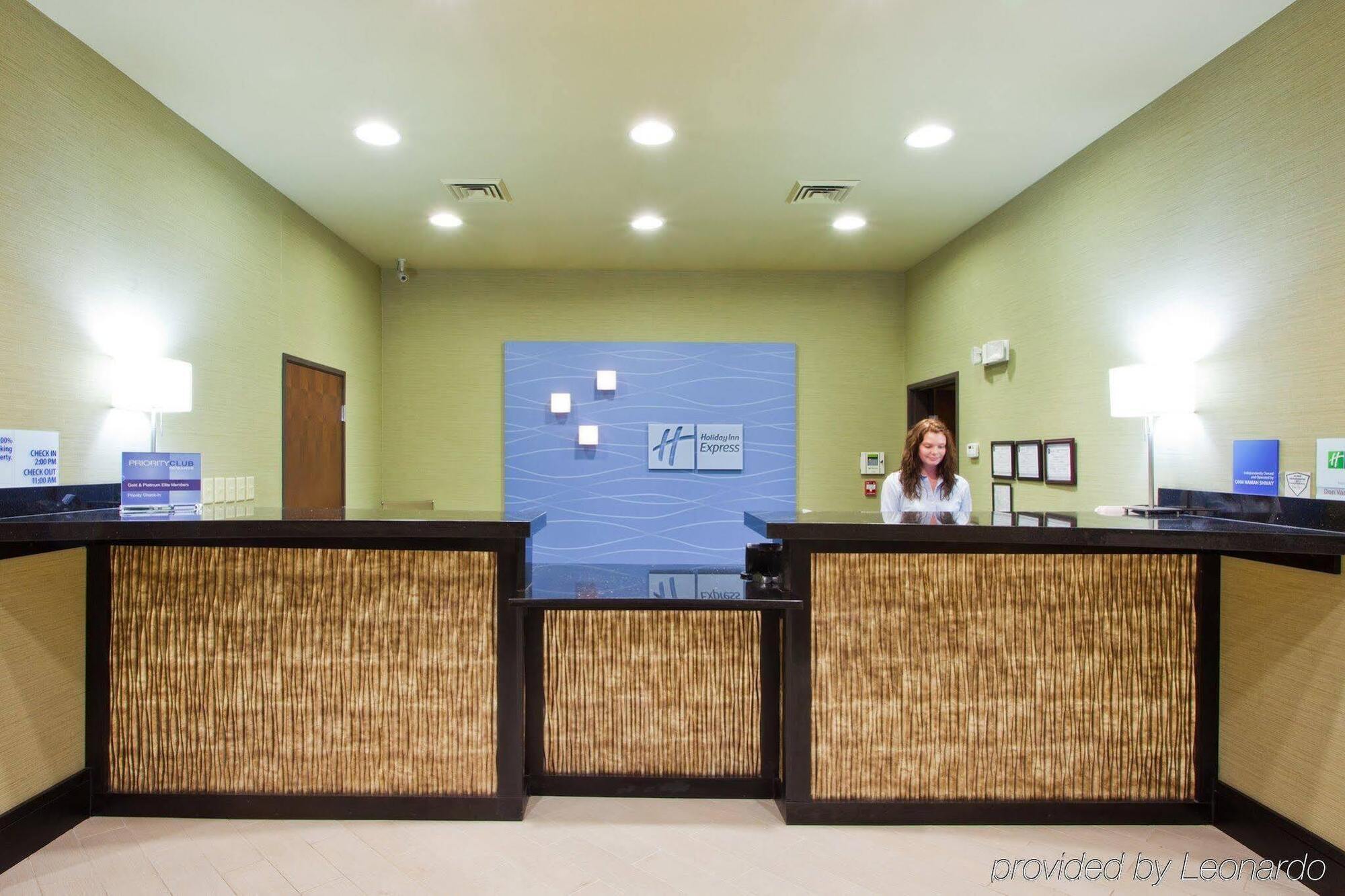 ווייקרוס Holiday Inn Express מראה חיצוני תמונה